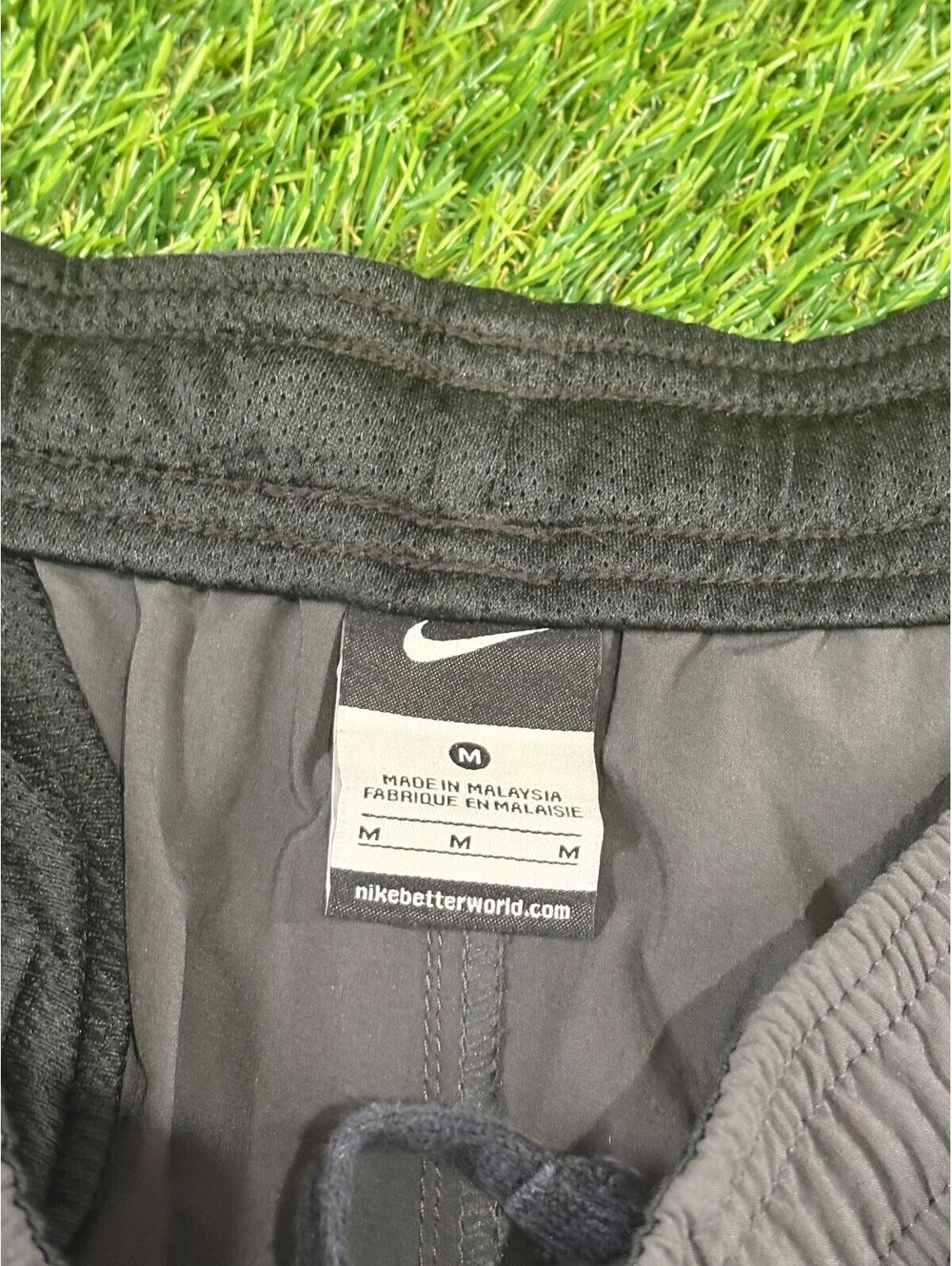 y2k Nike Men's Medium Gray Athletic Shorts with Elastic Waistband